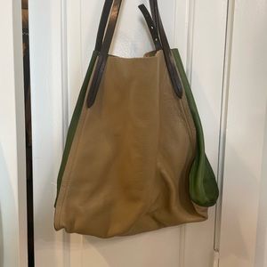 Two-toned leather shoulder bag